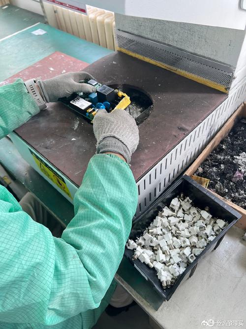 破損電路板維修費(fèi)用誰出