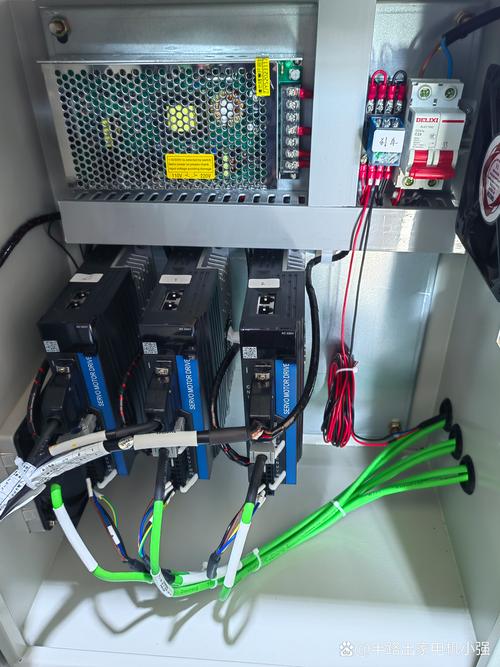 伺服電機自動停機什么原因，伺服電機自己動